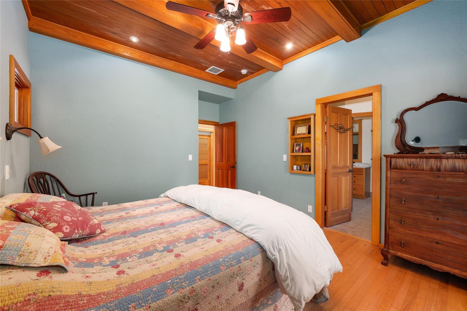 Image 40 of 88 For 21736 75th Avenue Road