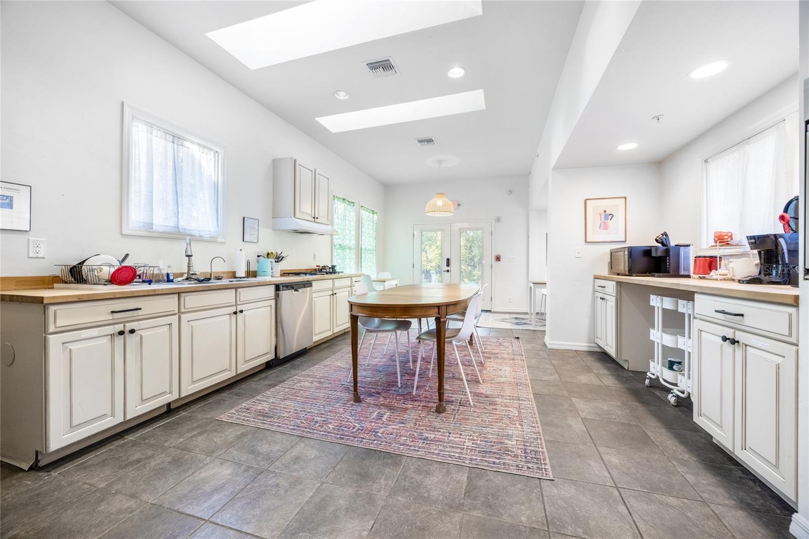 Image 25 of 63 For 728 University Avenue