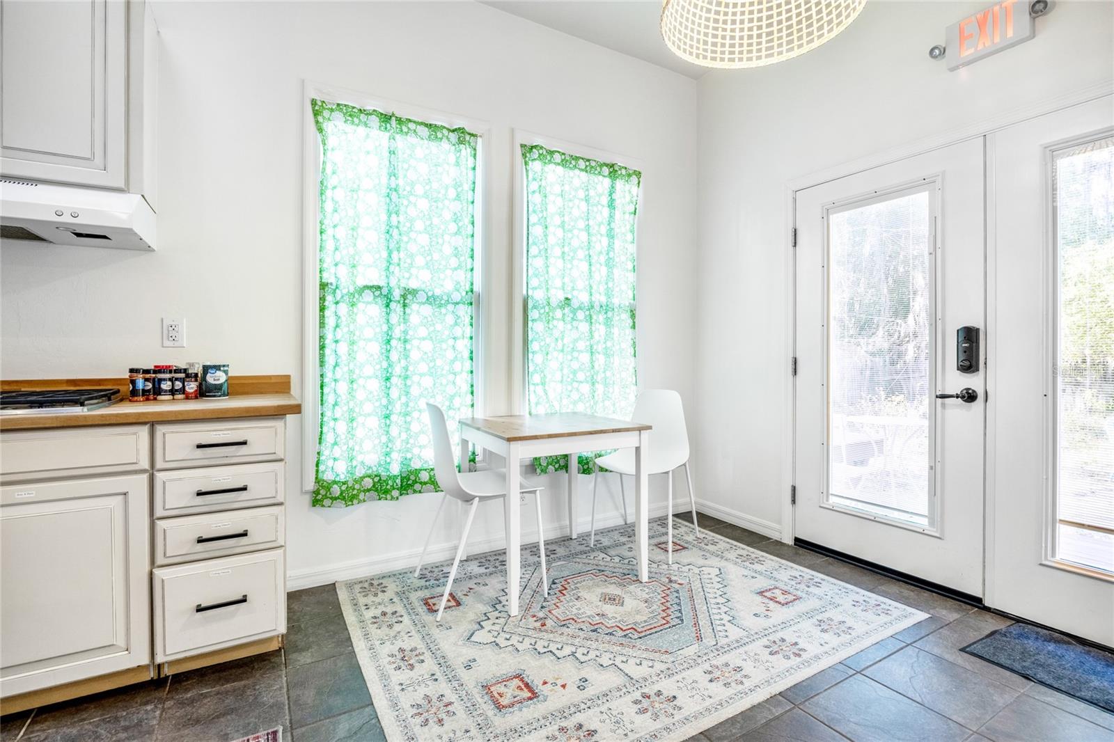 Image 26 of 63 For 728 University Avenue