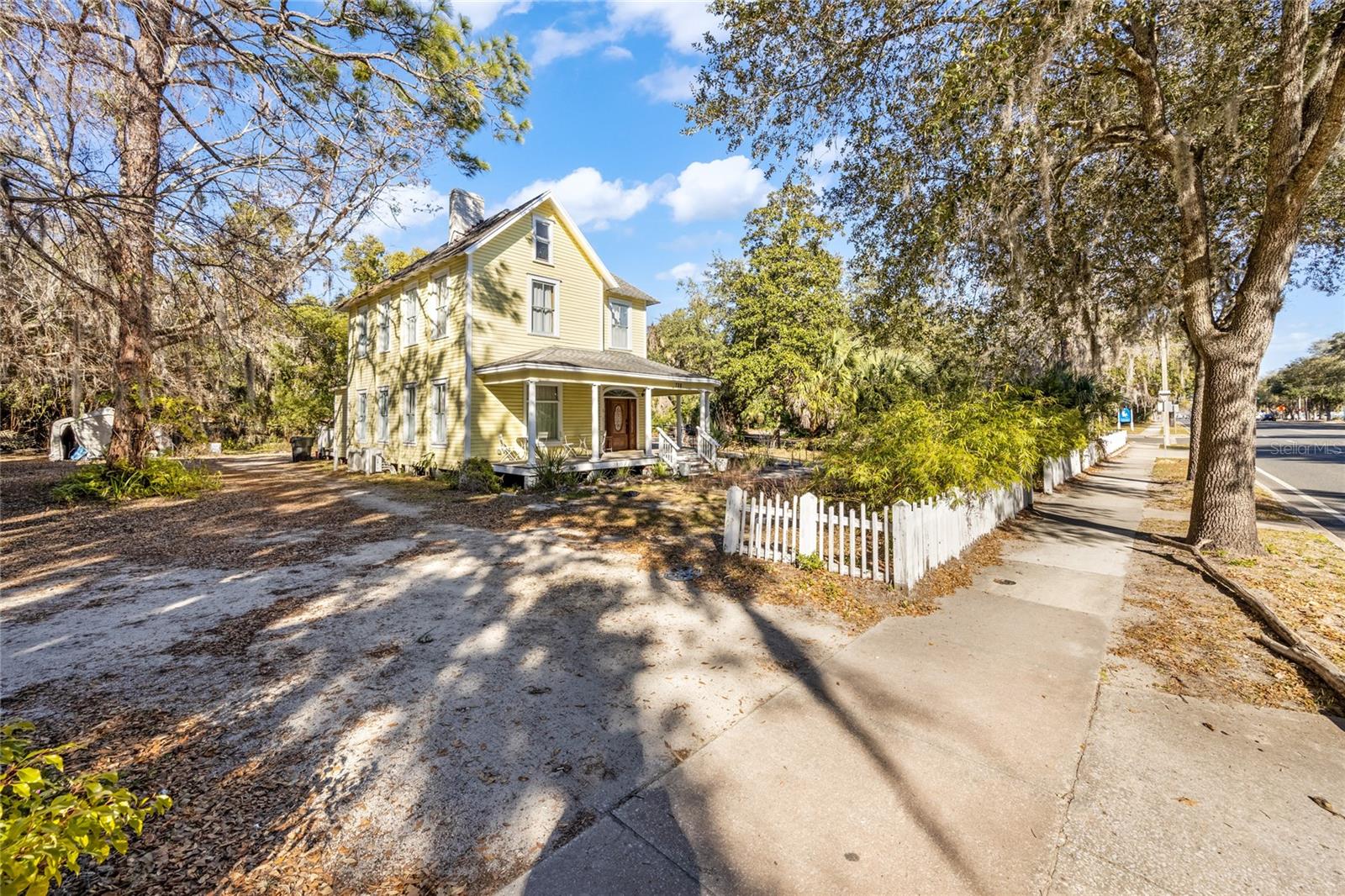 Image 3 of 63 For 728 University Avenue