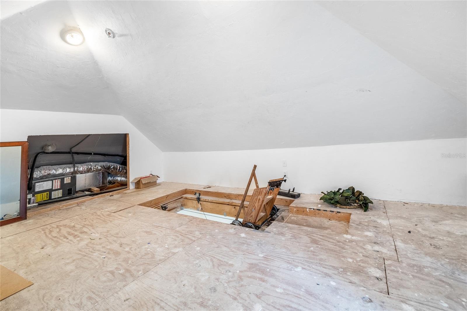 Image 53 of 63 For 728 University Avenue