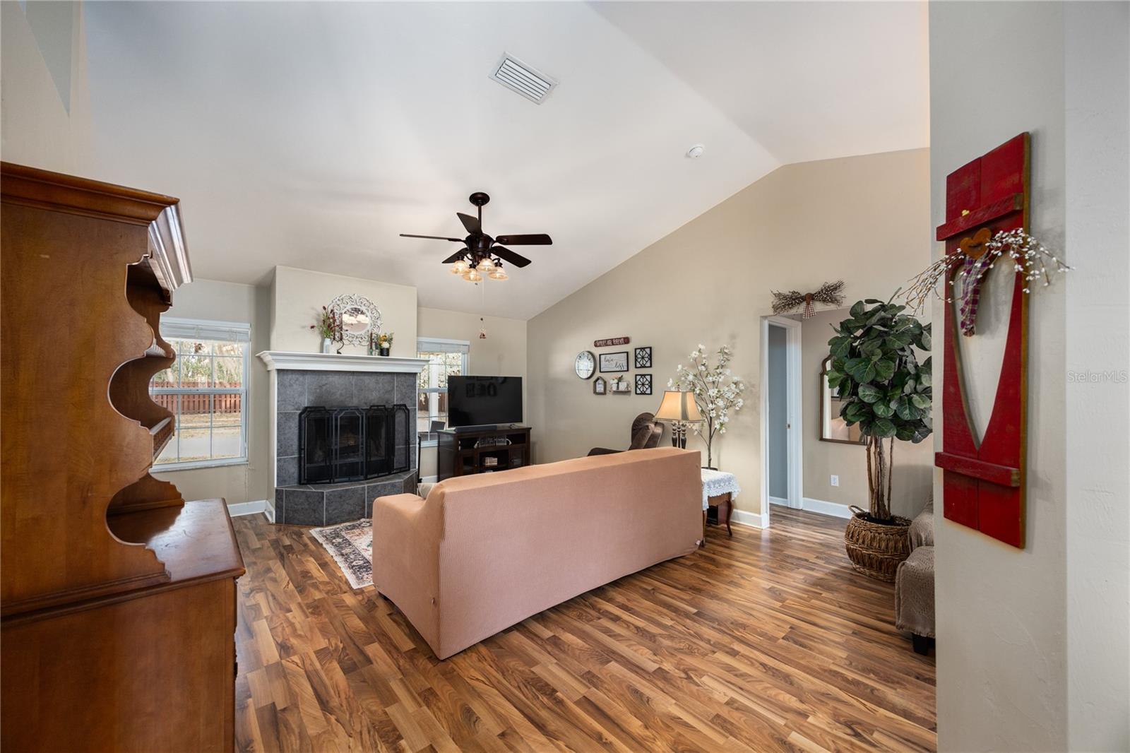 Image 21 of 60 For 23582 3rd Avenue