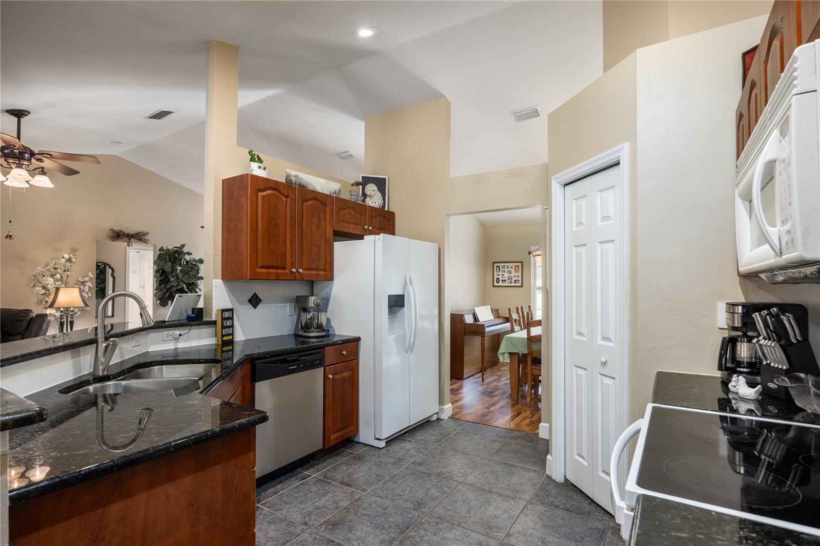 Image 9 of 60 For 23582 3rd Avenue