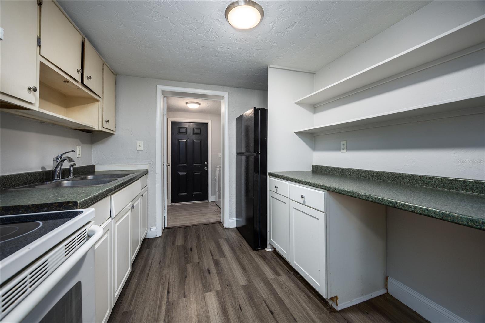 Listing photo id 8 for 2200 46th Terrace