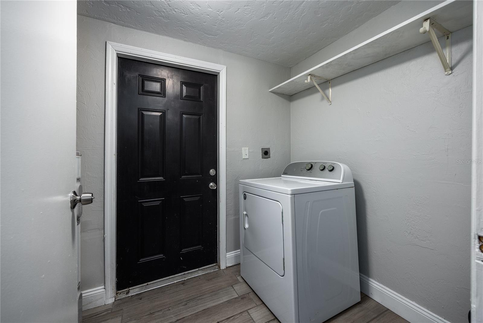 Listing photo id 9 for 2200 46th Terrace