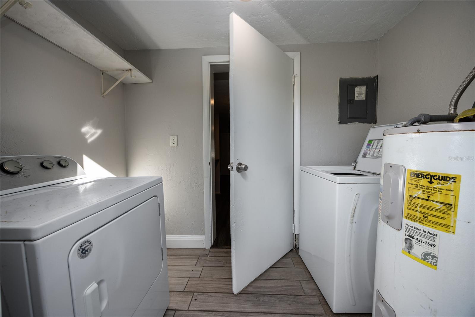 Listing photo id 10 for 2200 46th Terrace