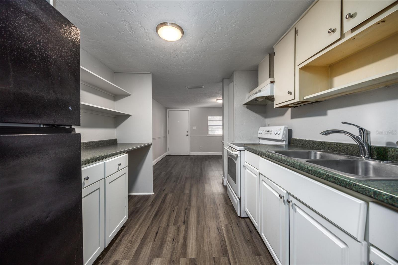 Listing photo id 11 for 2200 46th Terrace