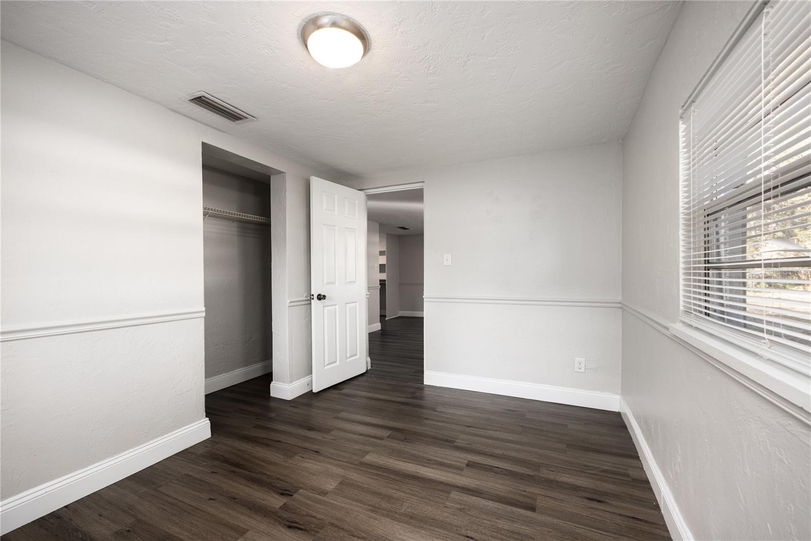 Listing photo id 13 for 2200 46th Terrace