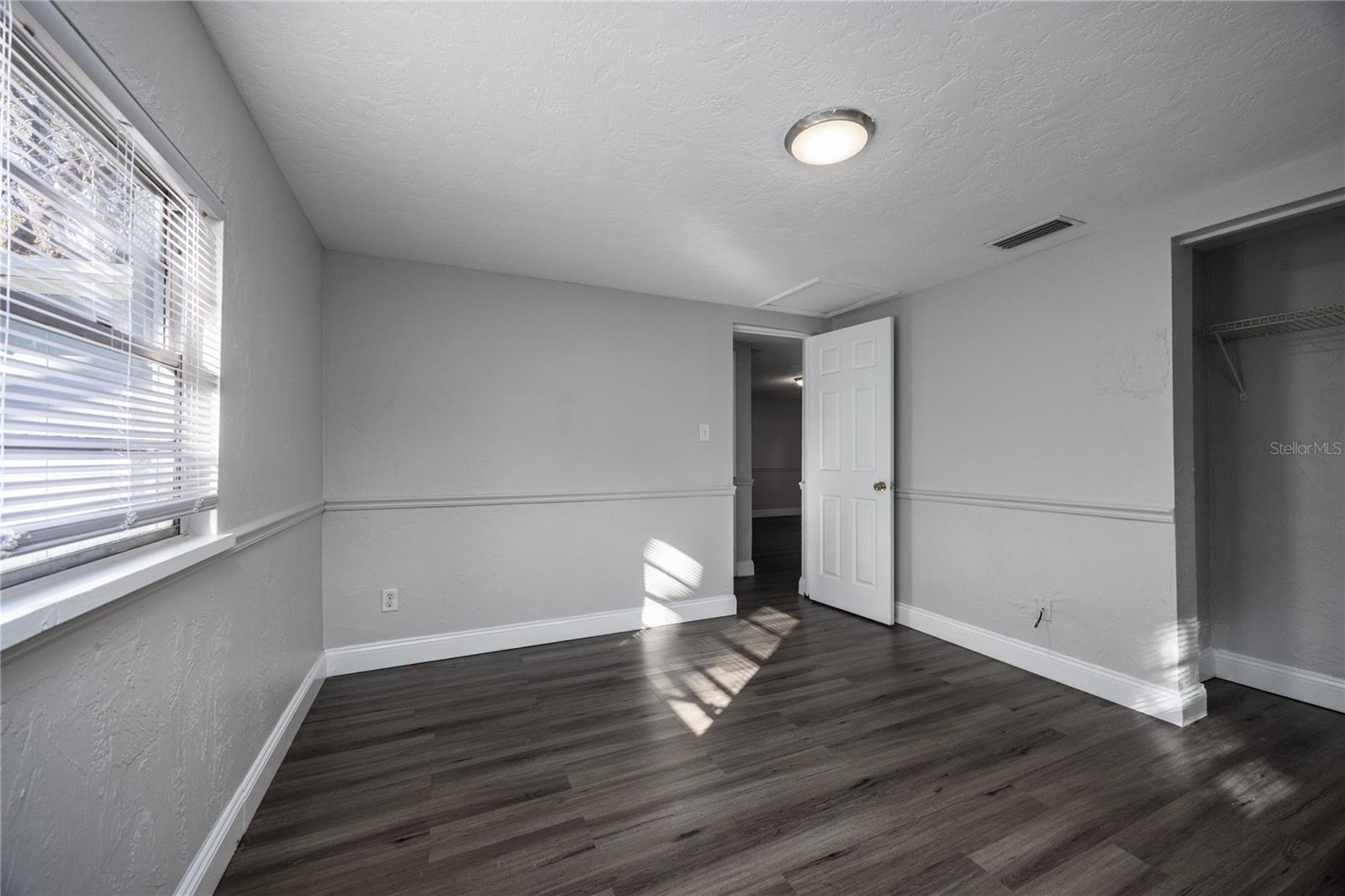 Listing photo id 16 for 2200 46th Terrace