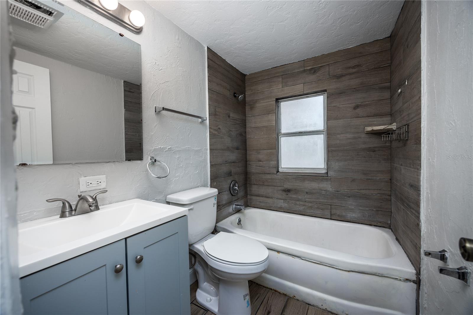 Listing photo id 17 for 2200 46th Terrace