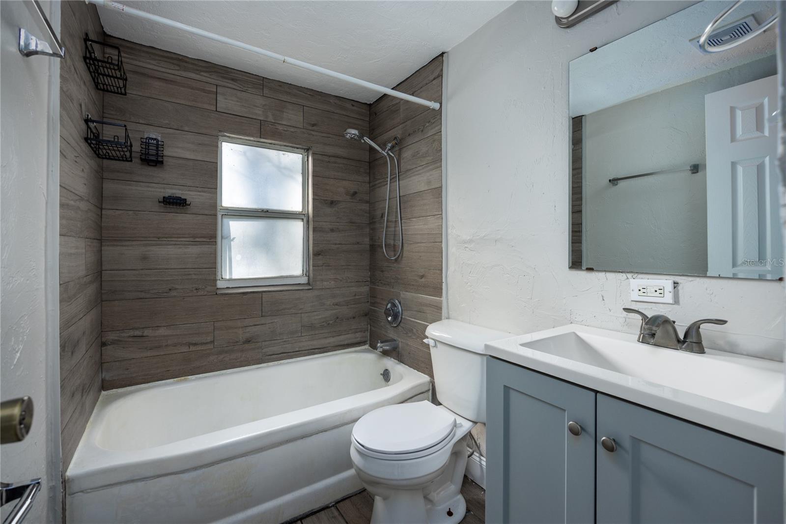 Listing photo id 18 for 2200 46th Terrace