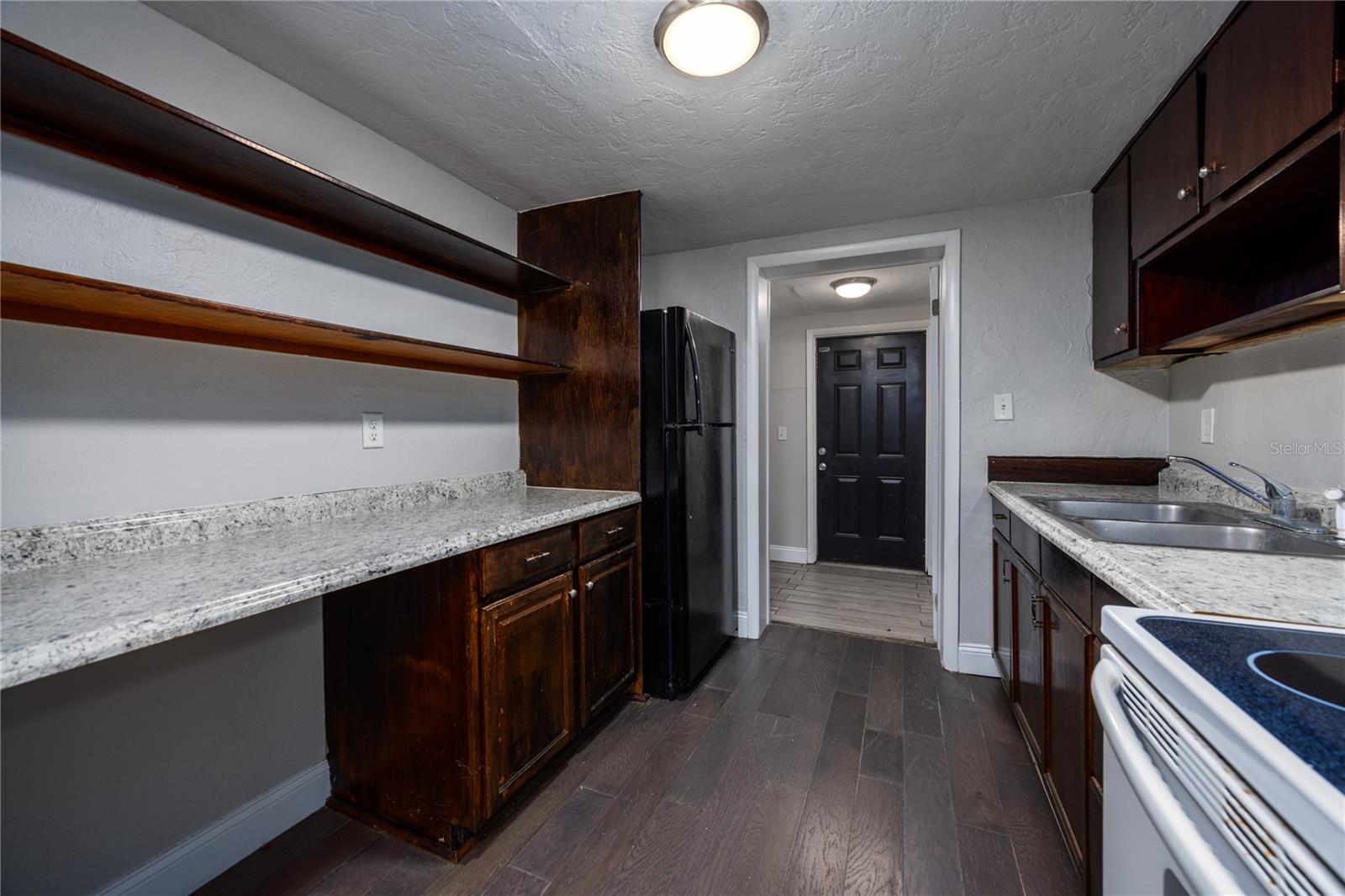 Listing photo id 23 for 2200 46th Terrace