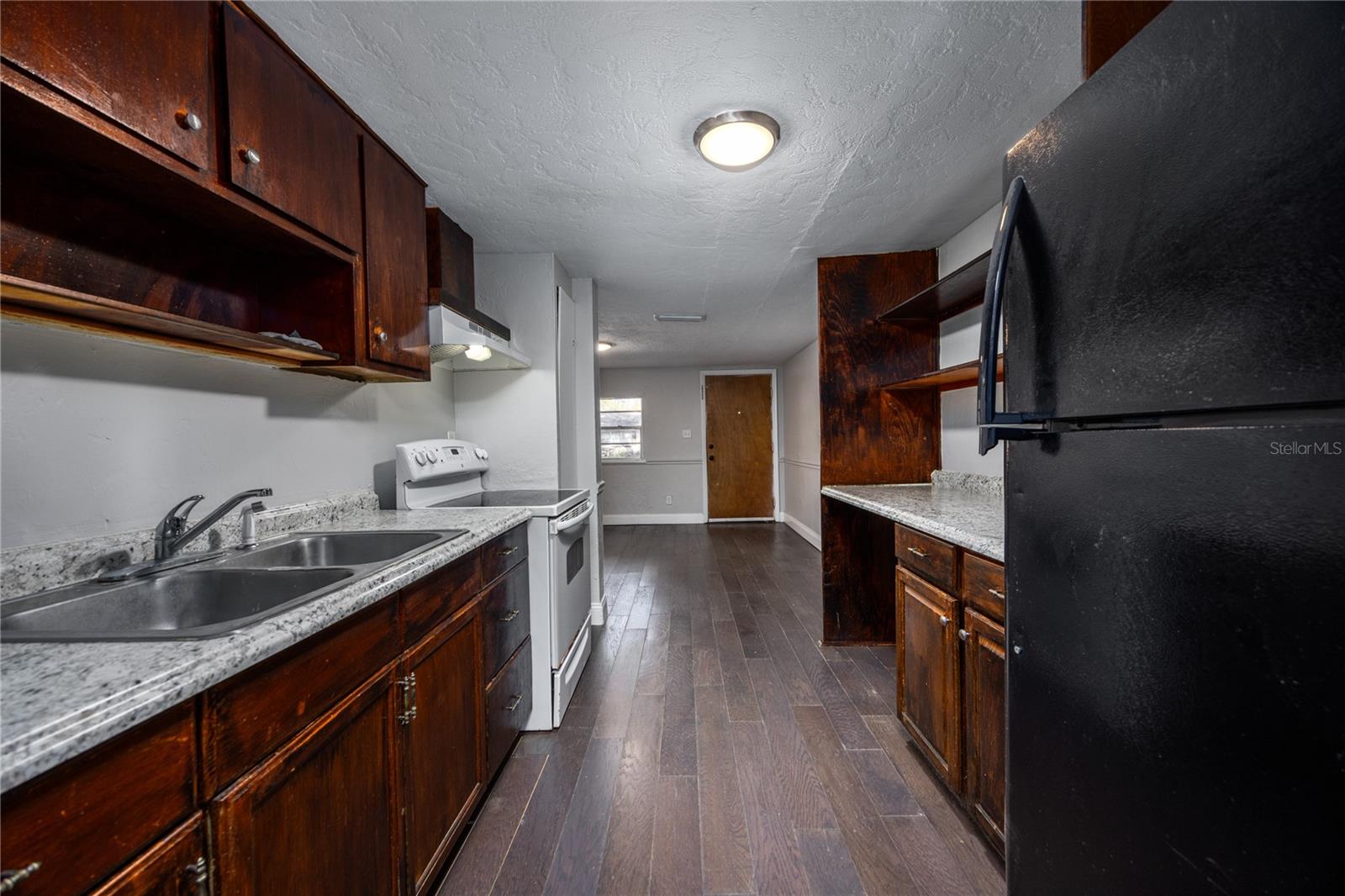 Listing photo id 24 for 2200 46th Terrace