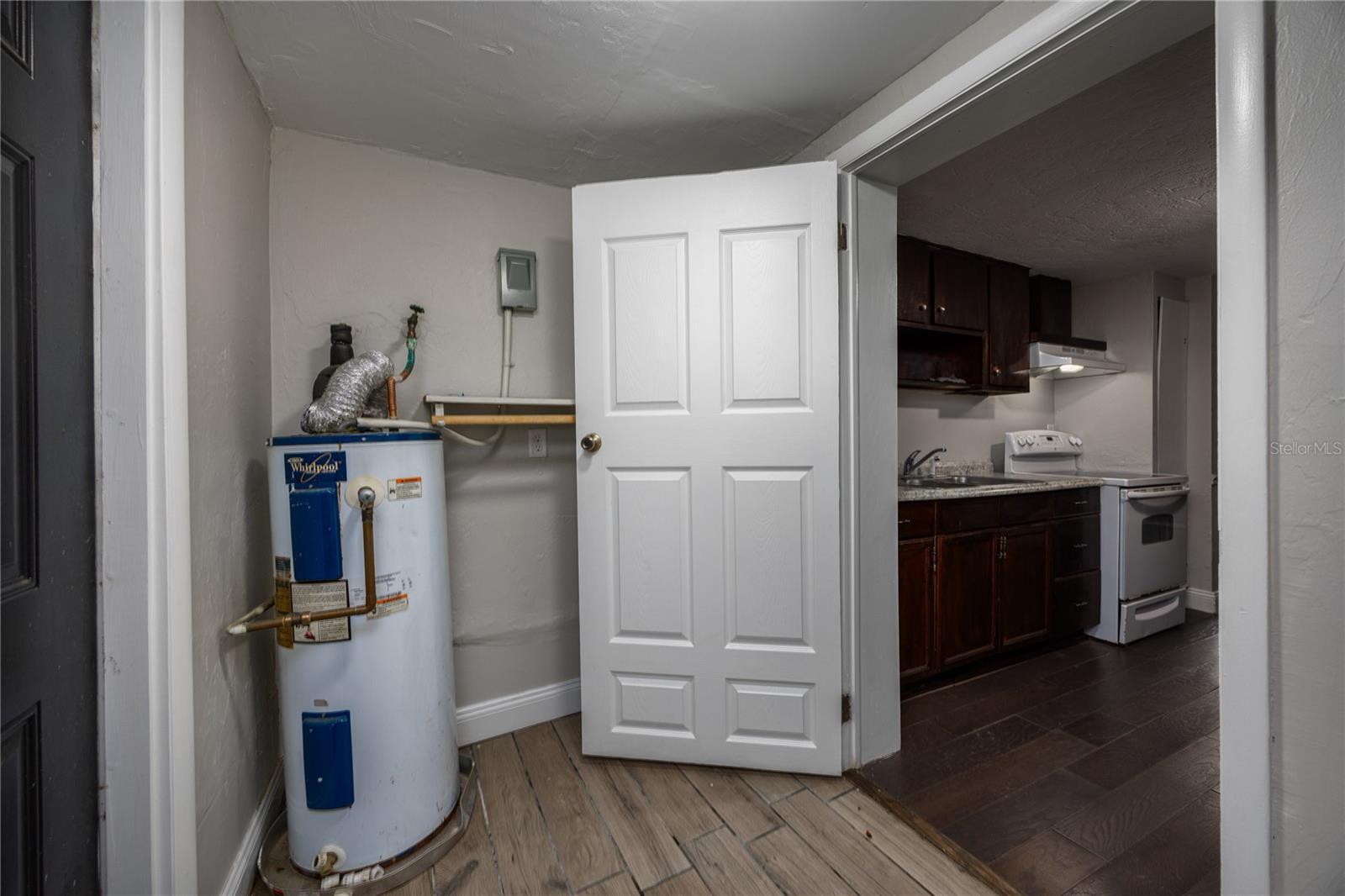 Listing photo id 25 for 2200 46th Terrace