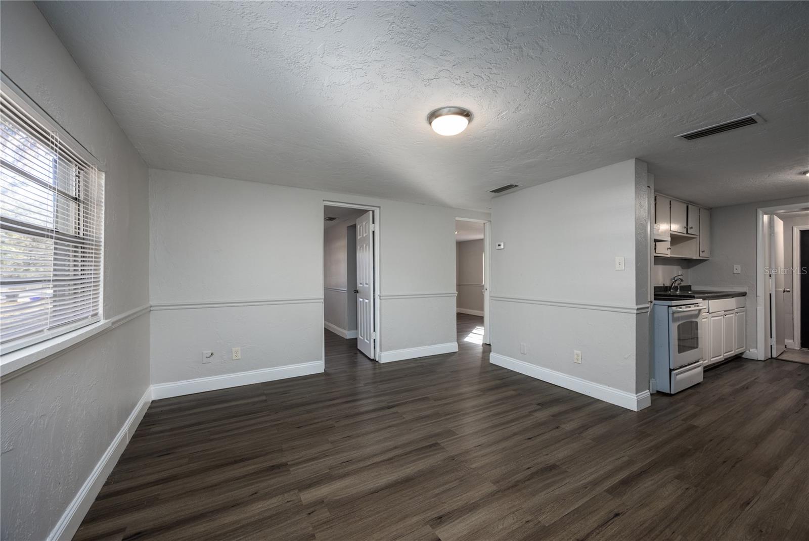 Listing photo id 2 for 2200 46th Terrace