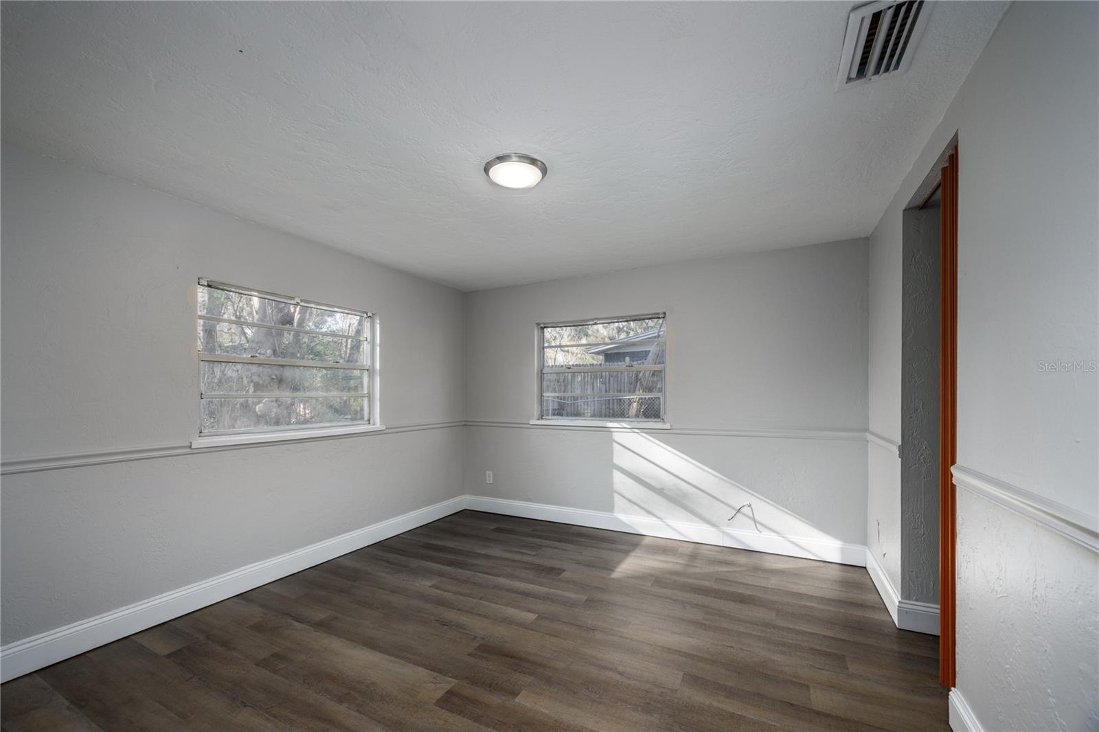 Listing photo id 4 for 2200 46th Terrace