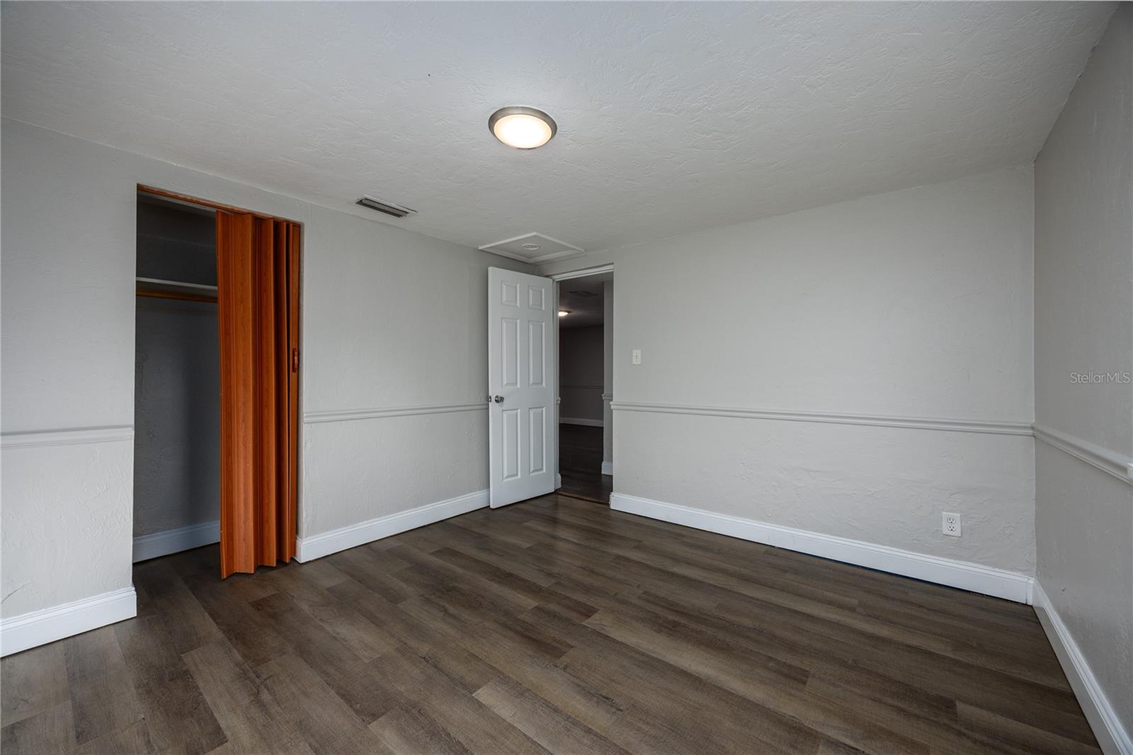 Listing photo id 5 for 2200 46th Terrace