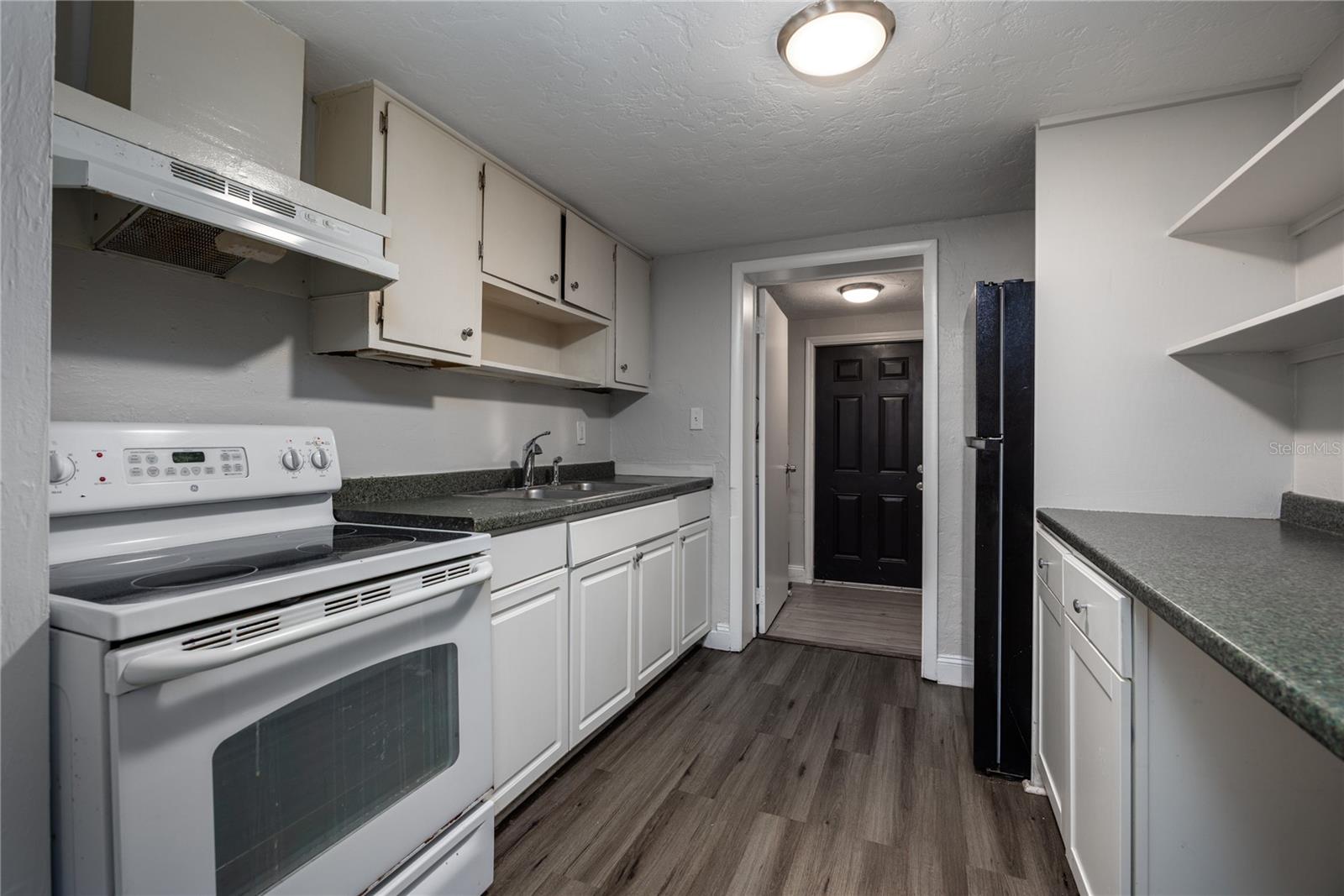 Listing photo id 7 for 2200 46th Terrace