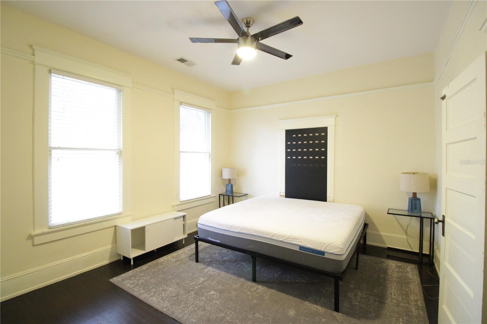 Image 11 of 17 For 834 University Avenue