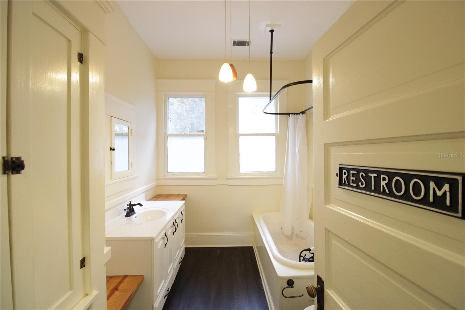 Image 12 of 17 For 834 University Avenue