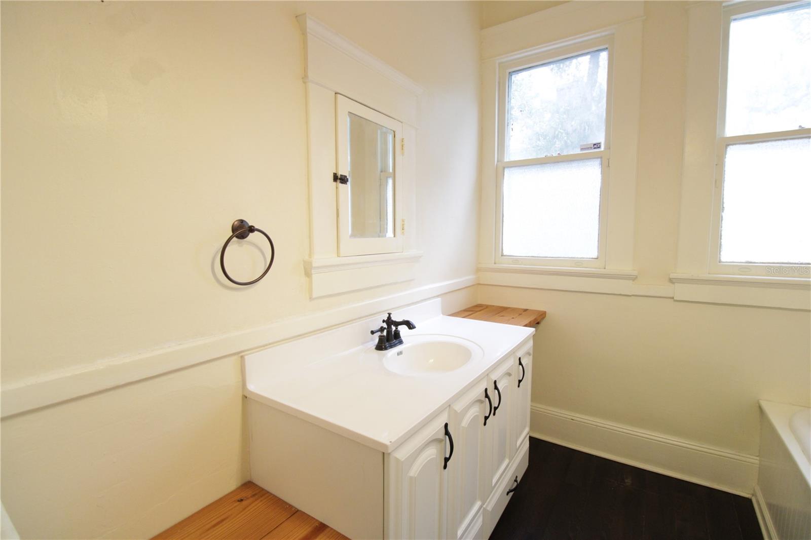 Image 13 of 17 For 834 University Avenue