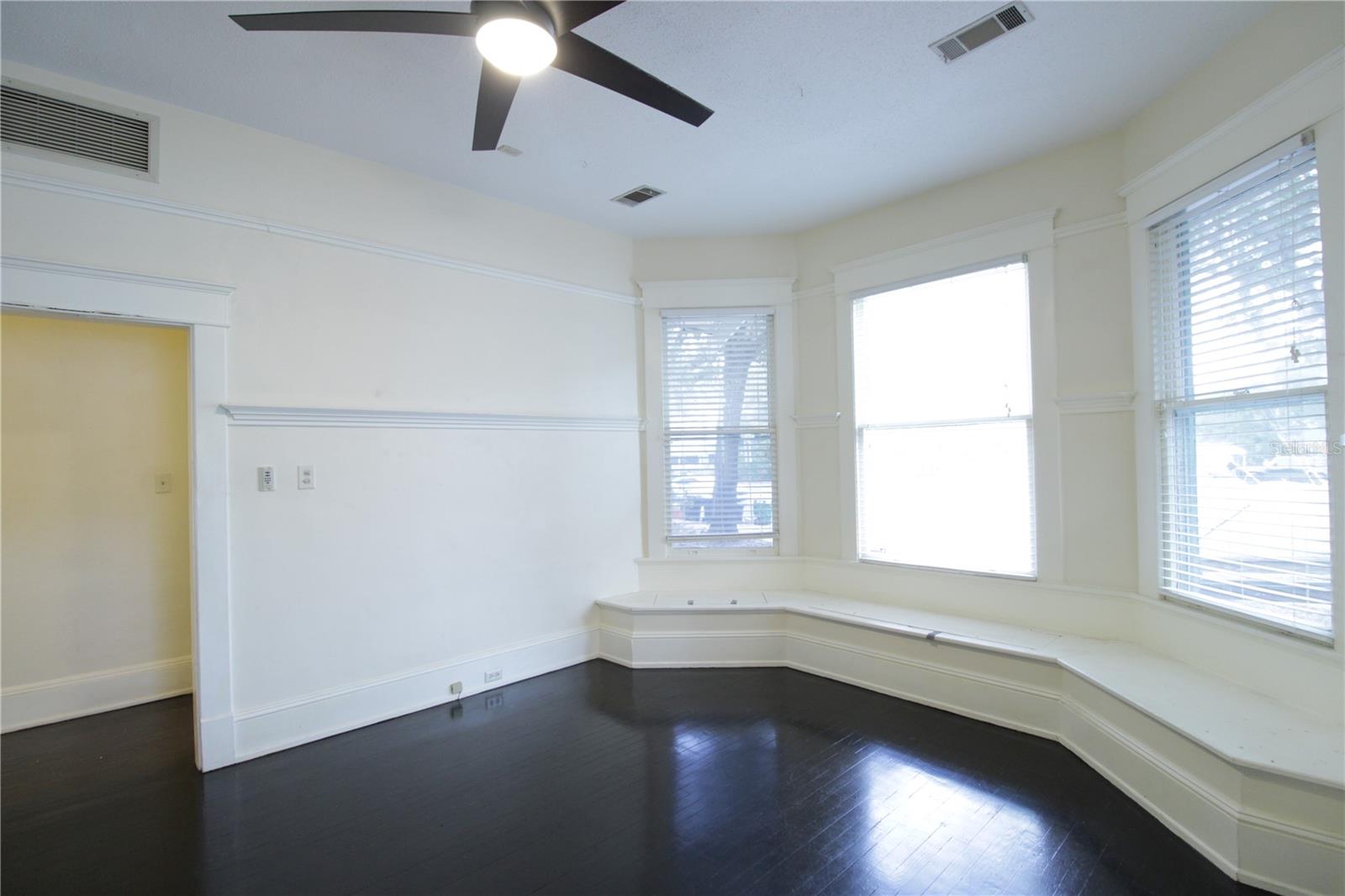 Image 7 of 17 For 834 University Avenue