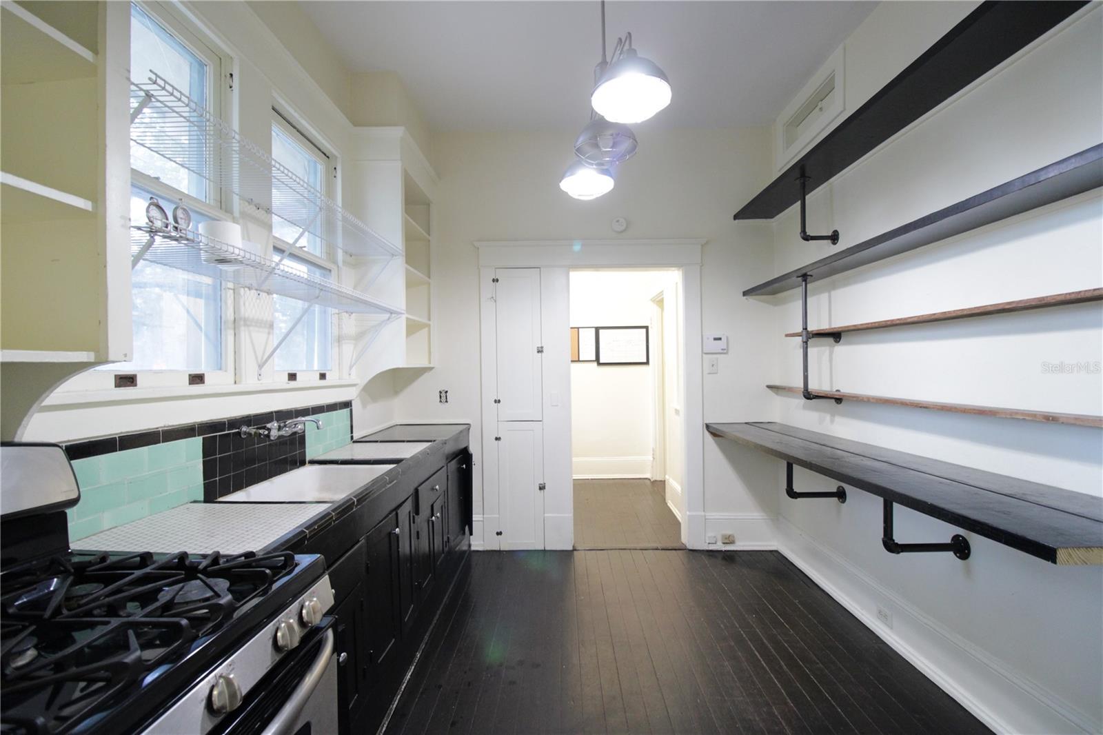 Image 9 of 17 For 834 University Avenue