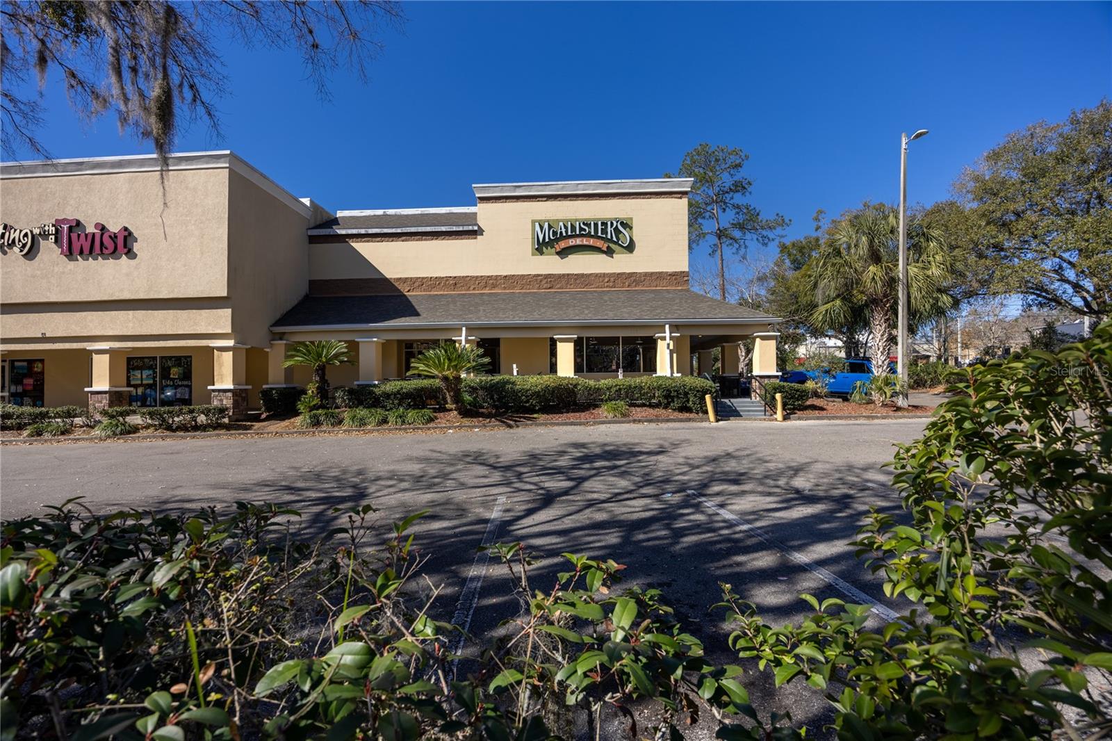 Listing photo id 8 for 618 60th Street