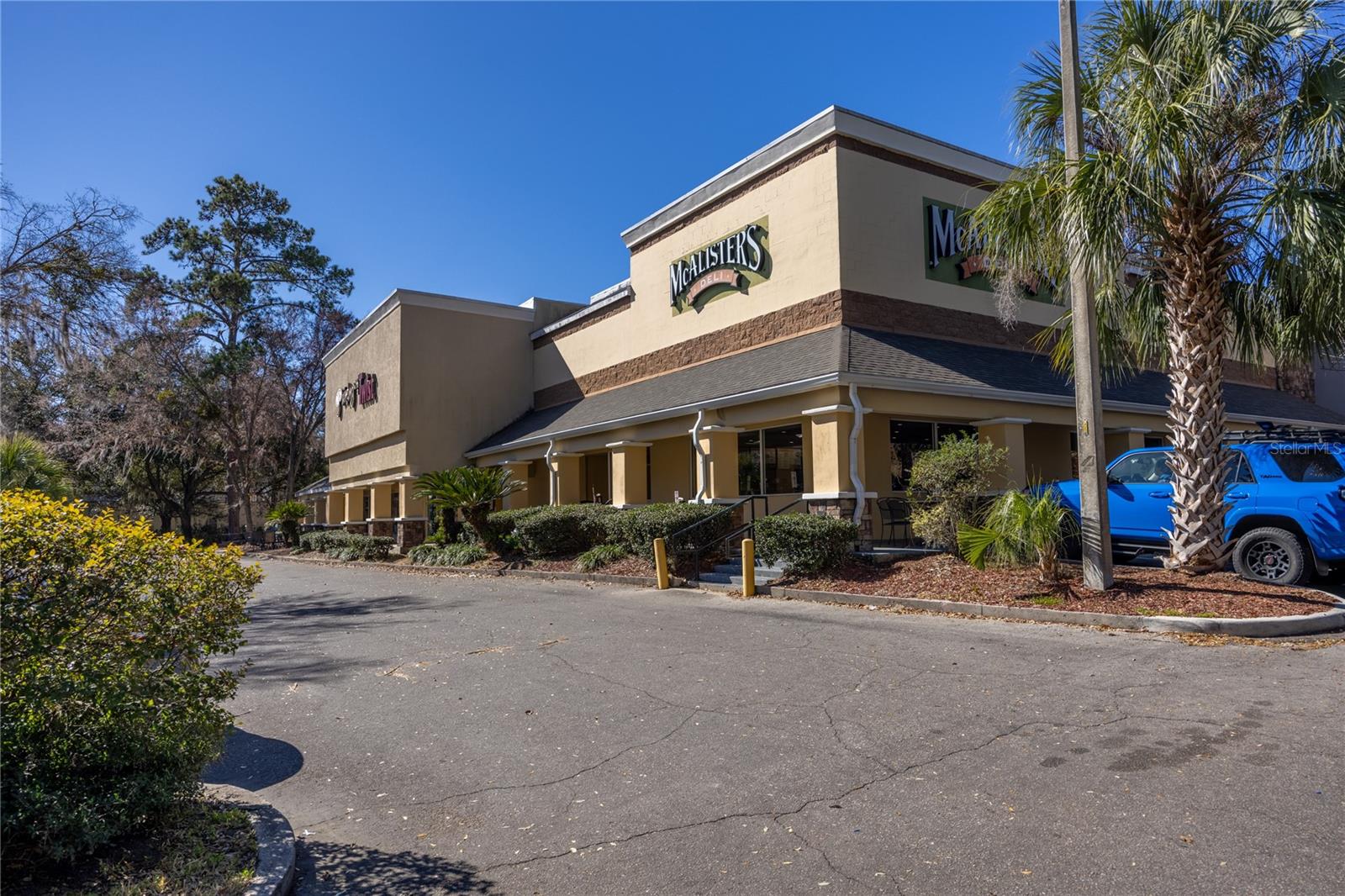 Listing photo id 7 for 618 60th Street