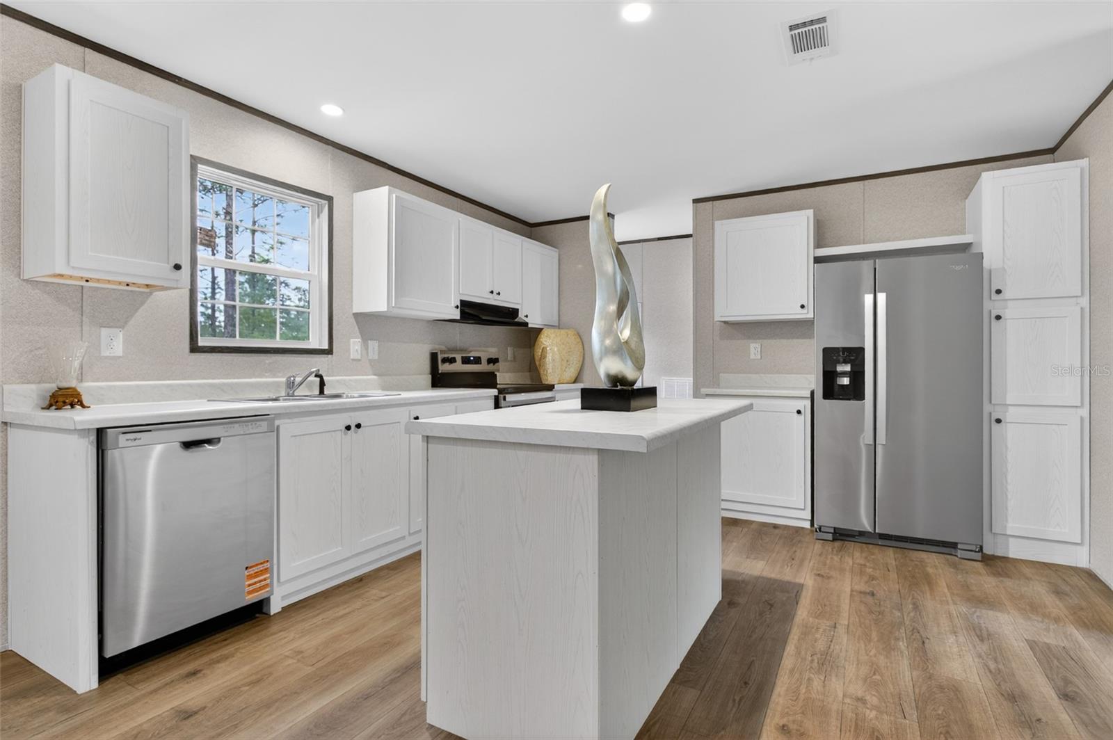 Image 6 of 74 For 419 Lily Trail