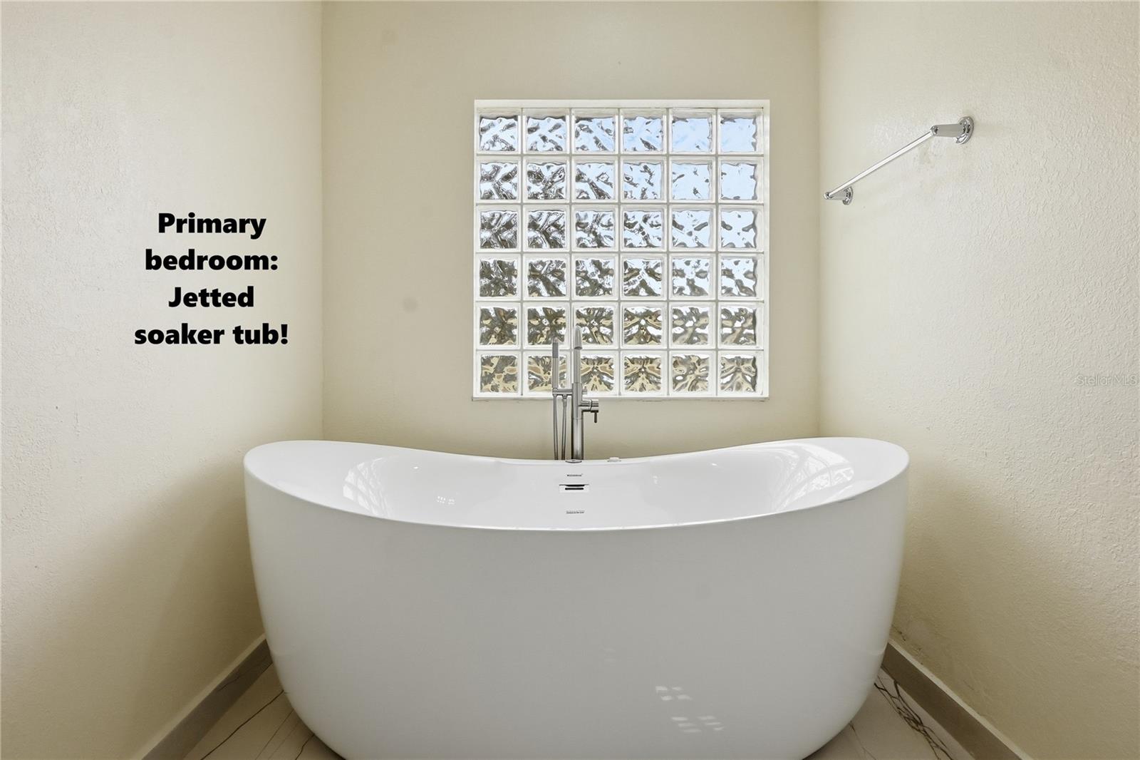 Image 29 of 39 For 174 Clubview Circle