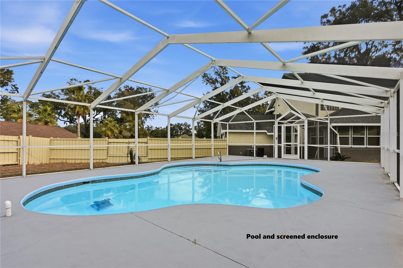 Image 4 of 39 For 174 Clubview Circle