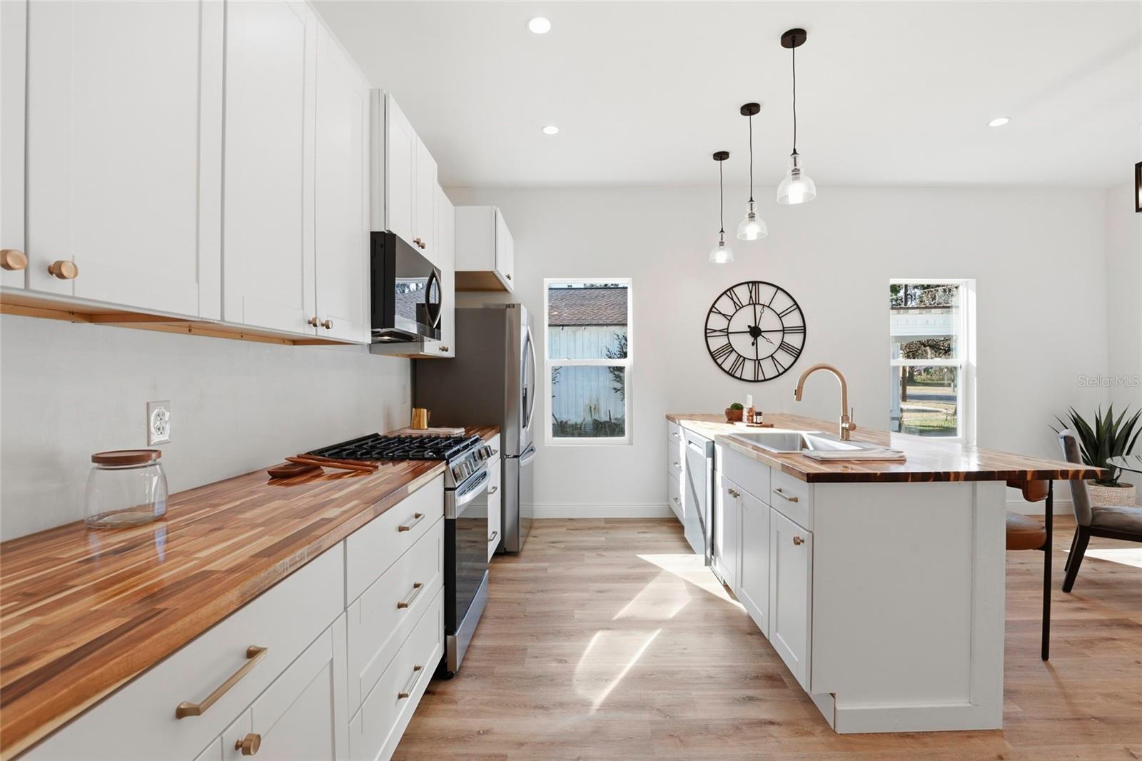 Image 11 of 27 For 215 1st Avenue