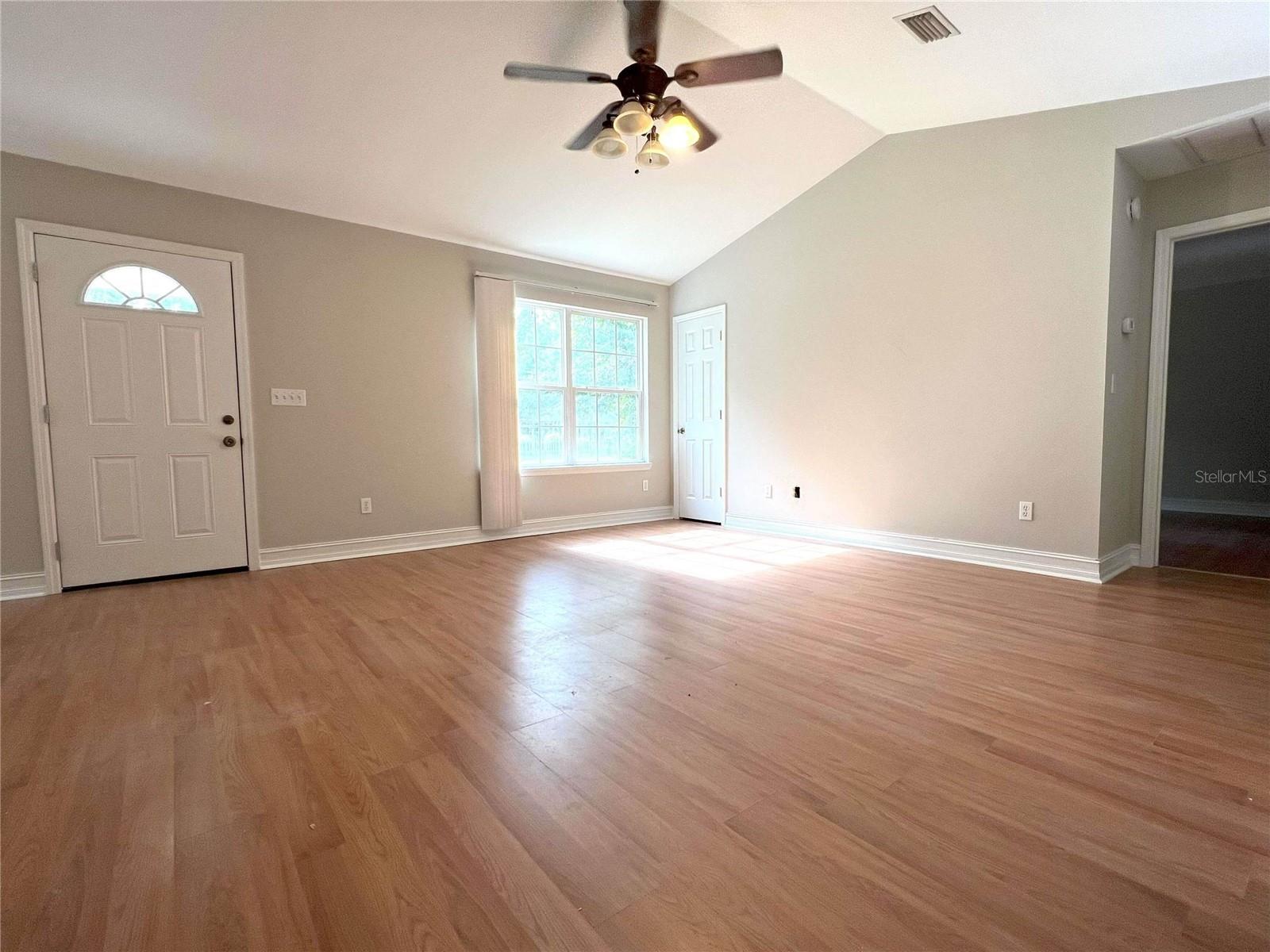 Listing photo id 5 for 29 Chippewa Road