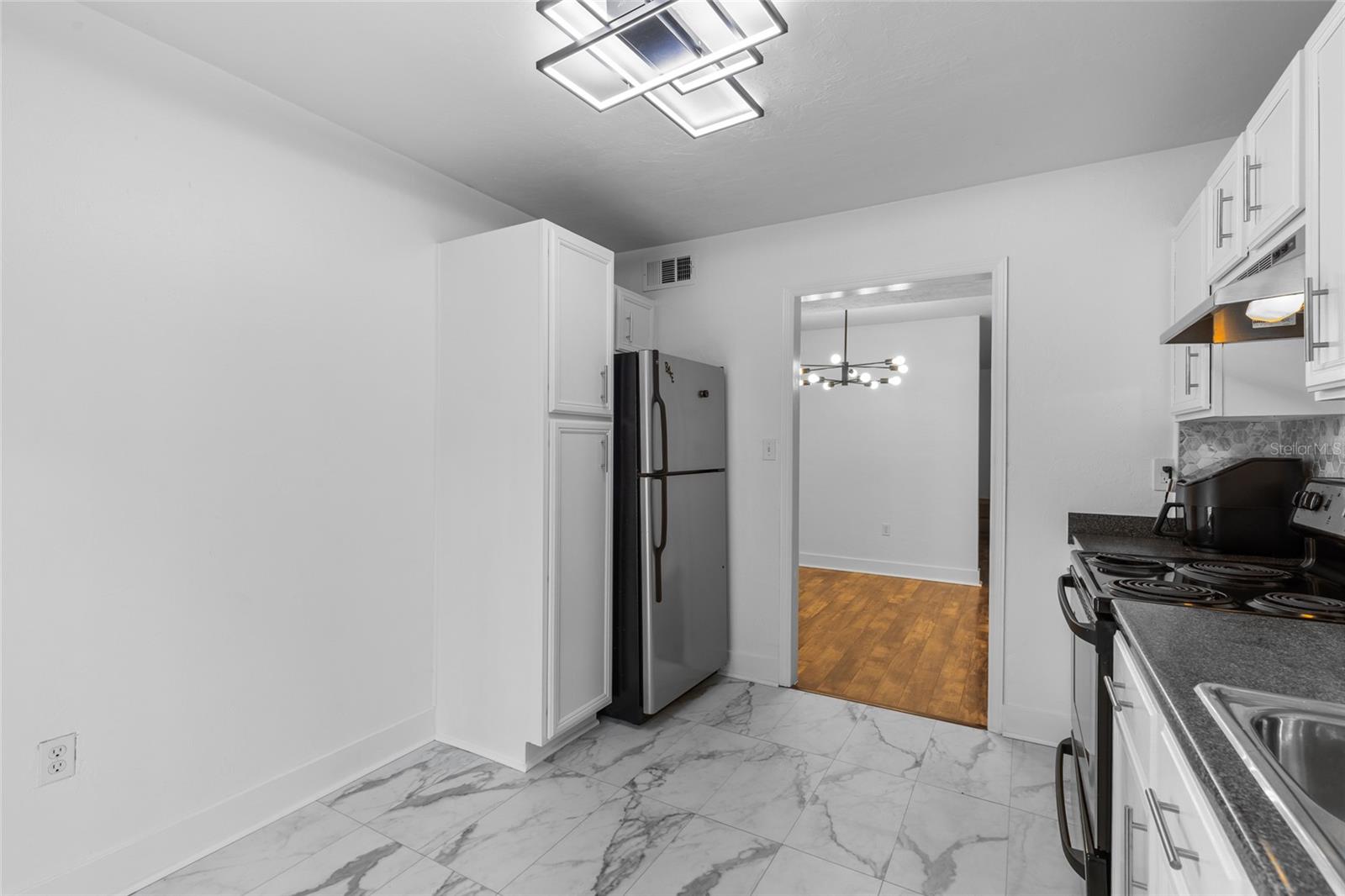 Image 13 of 33 For 507 39th Road 320