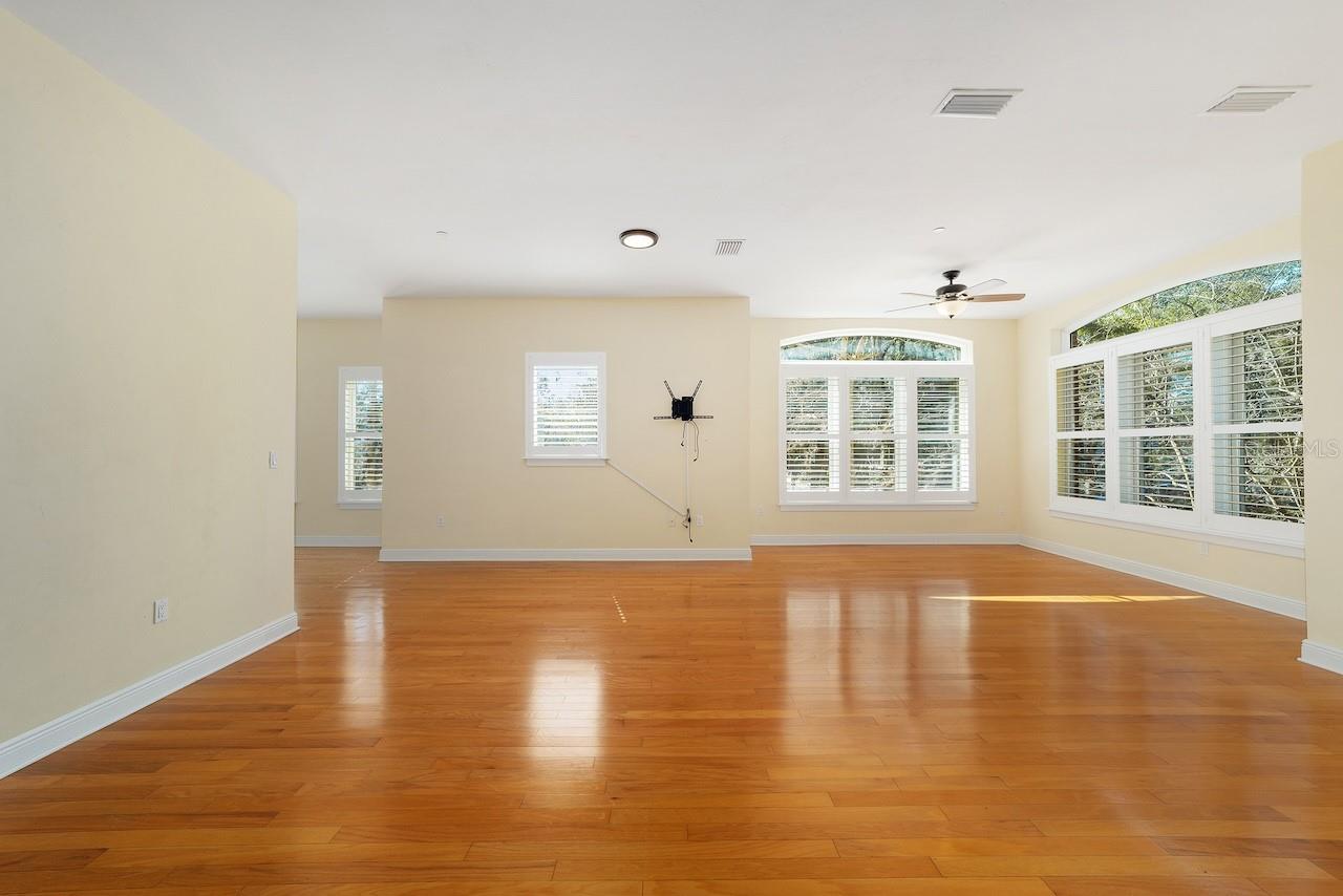 Image 8 of 40 For 107 4th Street