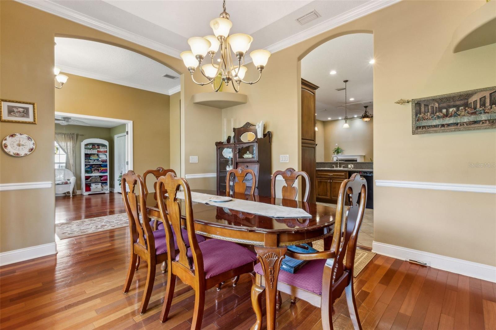 Image 15 of 67 For 166 Mount Royal Avenue