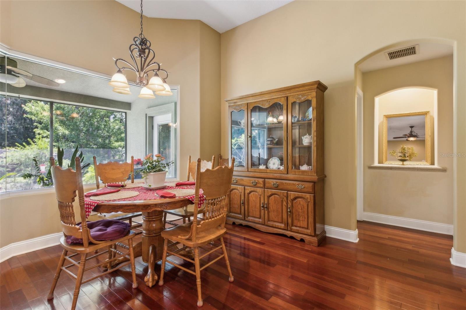 Image 26 of 67 For 166 Mount Royal Avenue