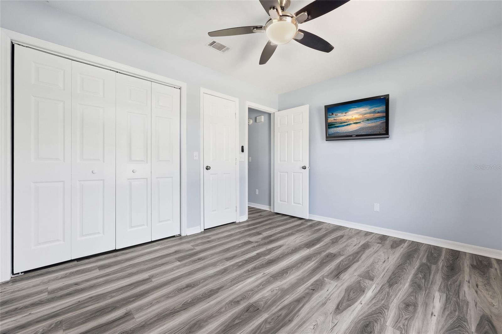 Image 21 of 36 For 462 Fairlington Court