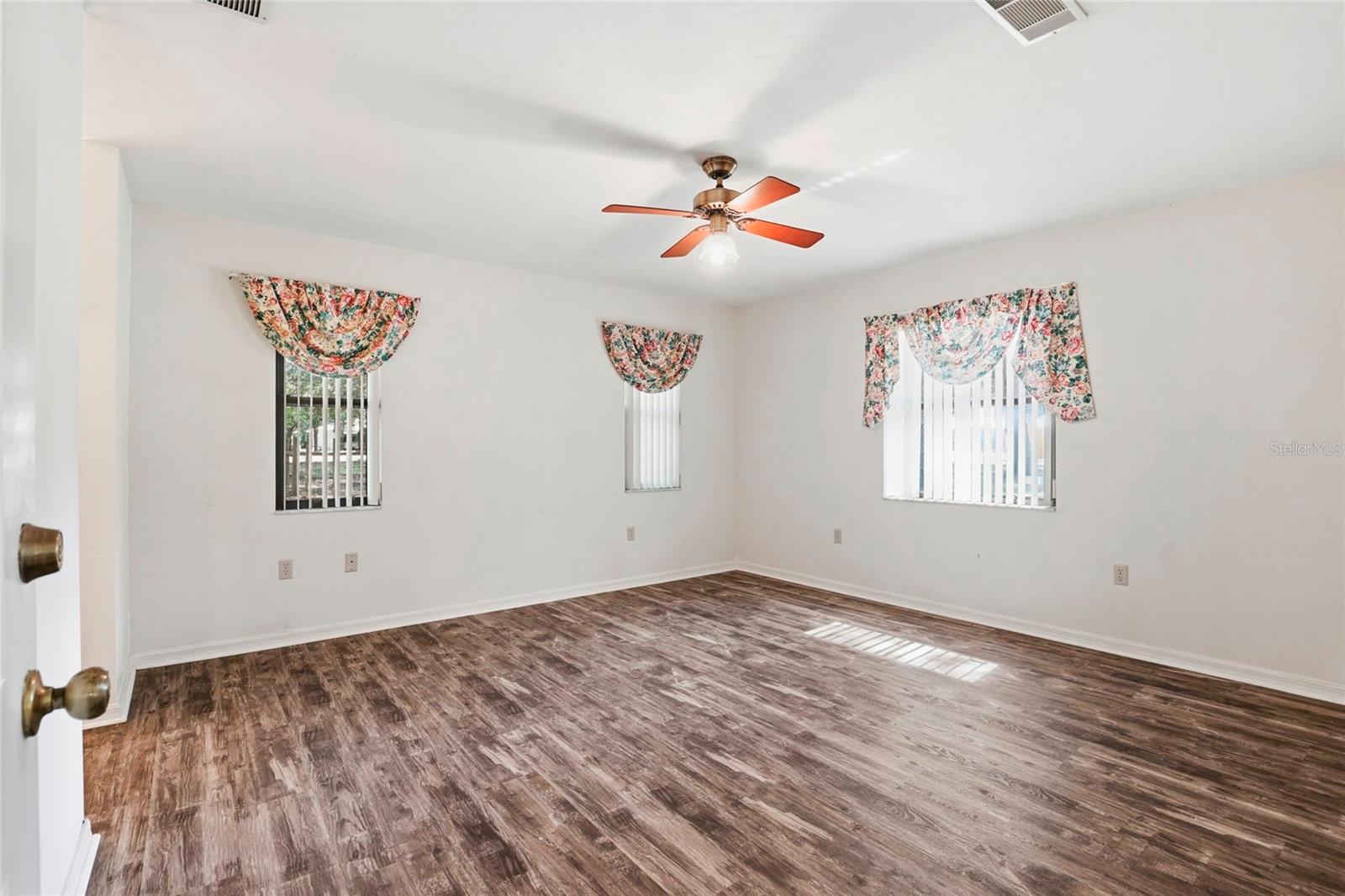 Image 31 of 51 For 534 Thorne Lane