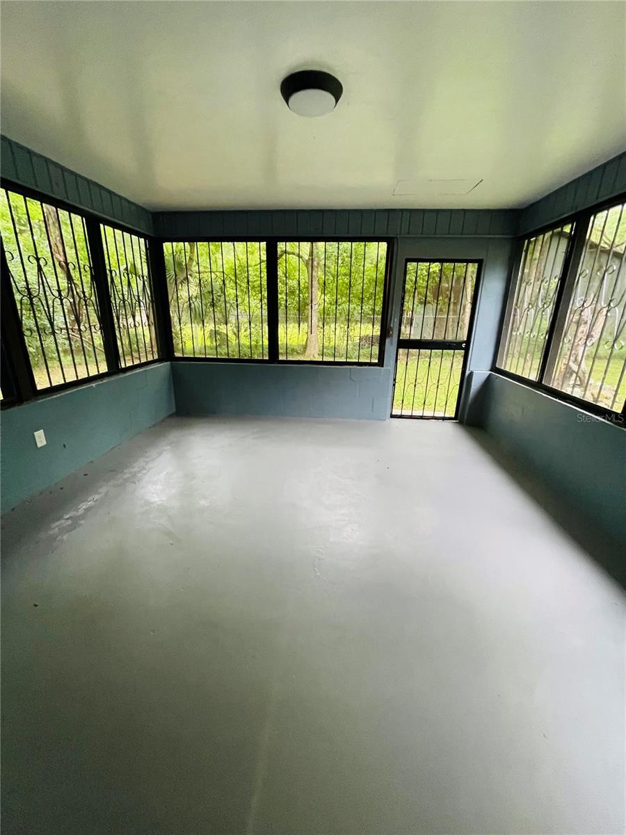 Image 11 of 13 For 6826 52nd Avenue