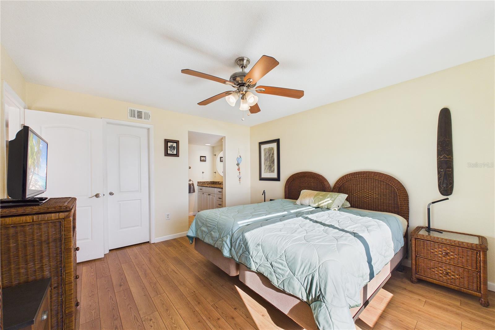 Image 17 of 52 For 4550 Bay Boulevard 1226