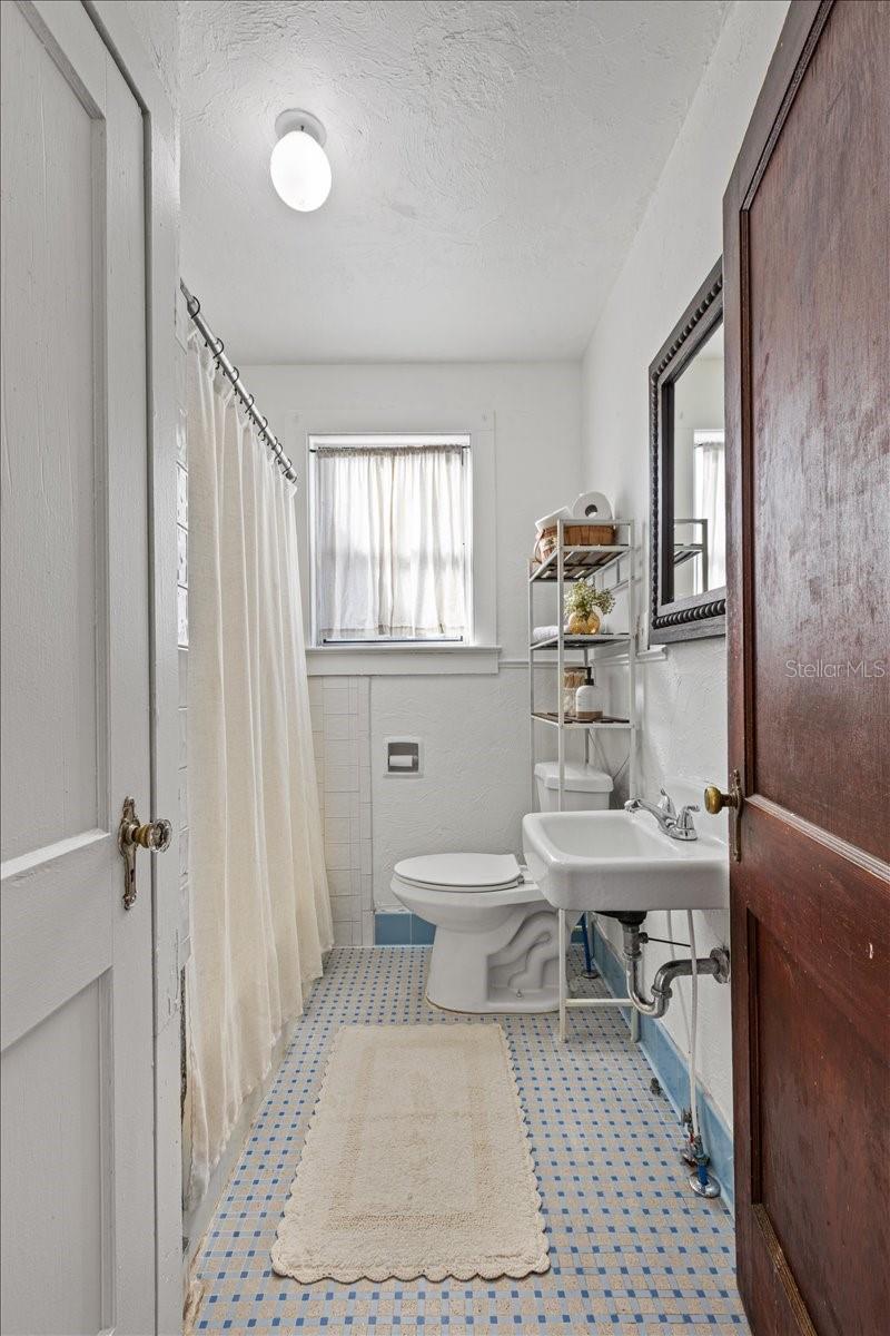 Image 19 of 47 For 396 Hillsboro Street