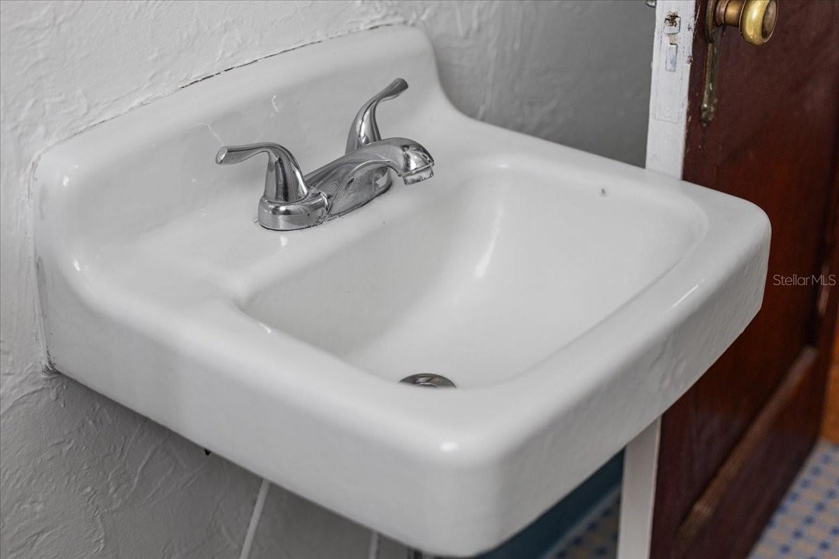 Image 21 of 47 For 396 Hillsboro Street