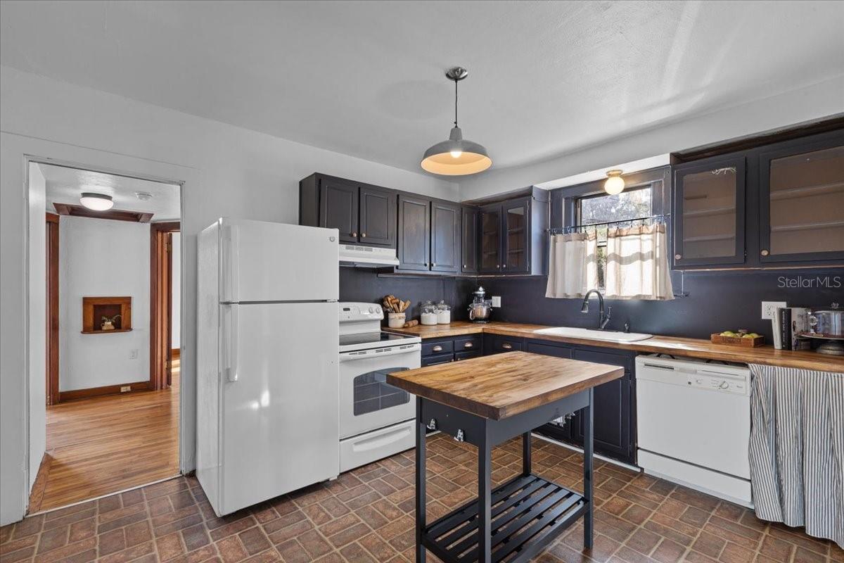 Image 7 of 47 For 396 Hillsboro Street