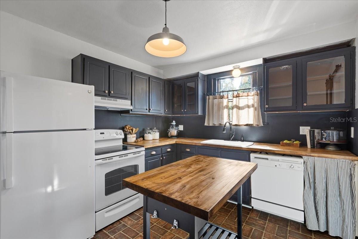 Image 8 of 47 For 396 Hillsboro Street