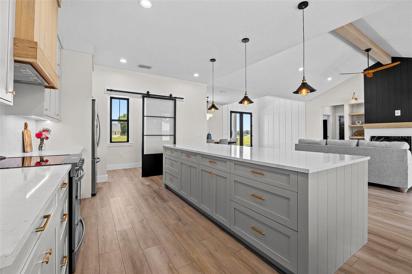 Listing photo id 3 for 389 Mossy Oak Way