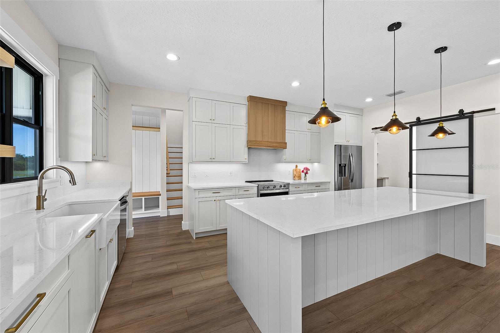 Listing photo id 5 for 389 Mossy Oak Way