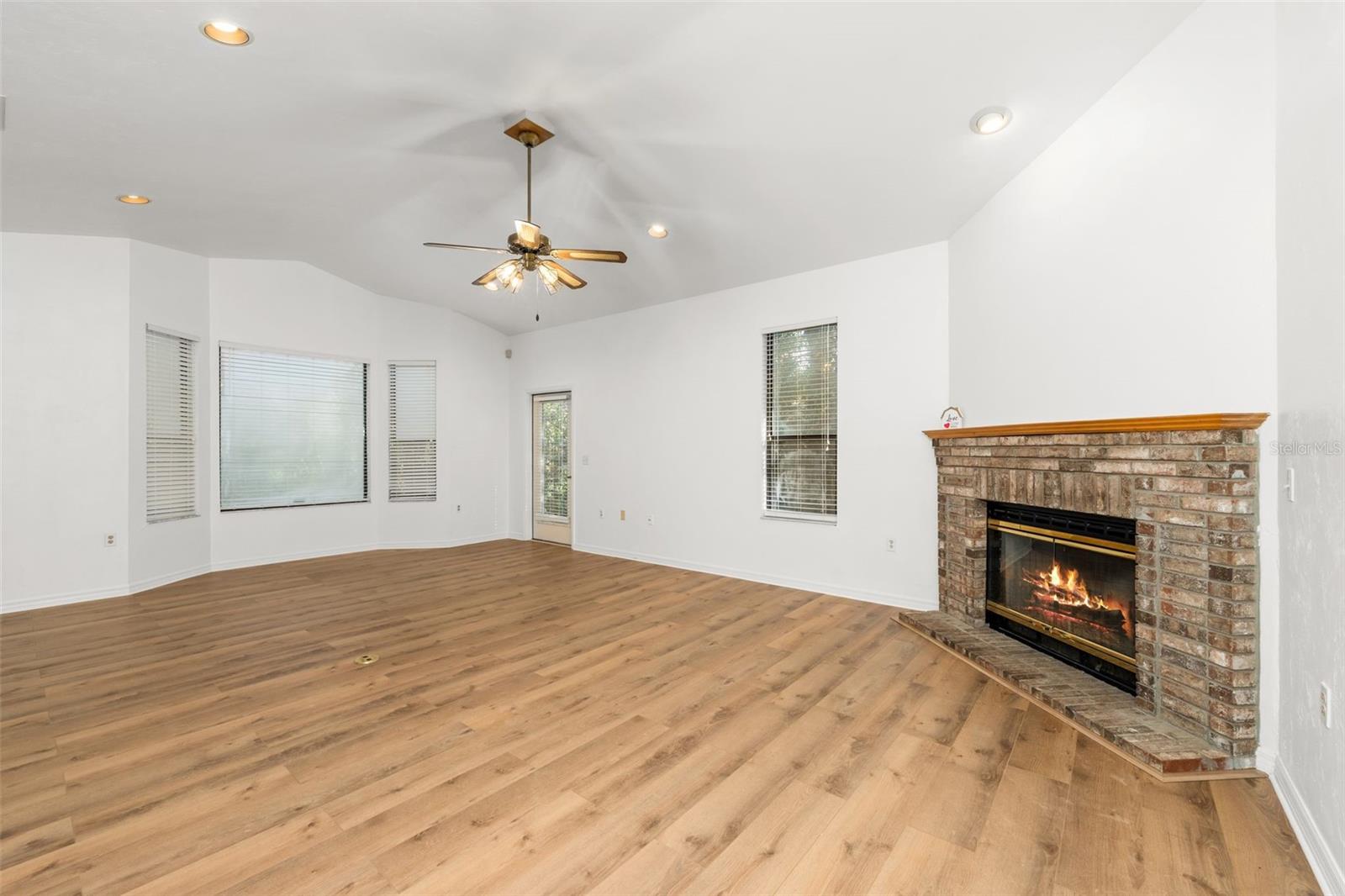 Image 3 of 24 For 568 39th Drive