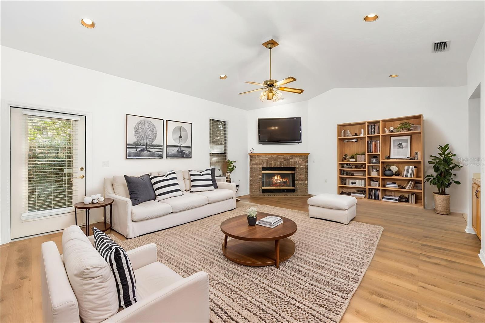 Image 4 of 24 For 568 39th Drive